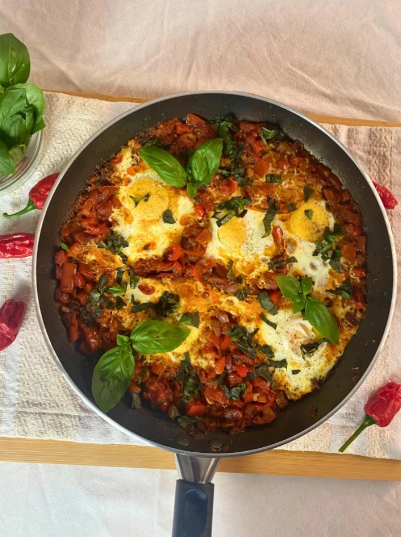 Tomato and eggs shakshuka